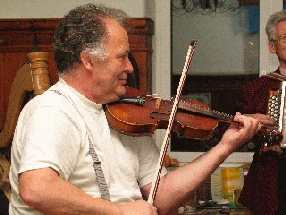 Helmut Reichart mit seiner Geige (Foto Andi Popp)