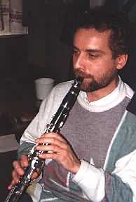Gerhard Fuchs bläst nicht nur Klarinette, sondern auch Helikon, Schwegel, Bassgeige, steirische Harmonika und andere Blasinstrumente