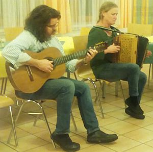 Hans Schrpfer spielt mit seiner Schlerin Ilse Kubr auf.