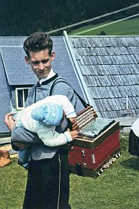 Gerhard spielt auf der Harmonika seines Vaters