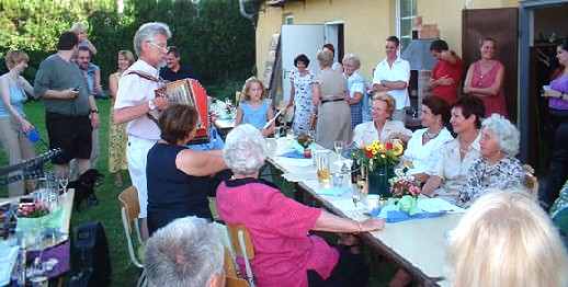 Gstanzlsingen zum Geburtstag Mutter Maria Fuchs am 3. 8. 2002