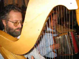 Volker Schöbitz an der Harfe beim Stammtisch in Hintersdorf
