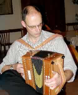 Andreas Popp mit seiner Harmonika, gebaut in Italien (Bild Leo Rollenitz)