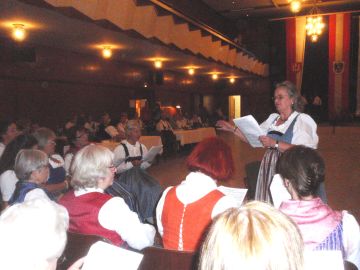 Gudrun Lhotka leitet das Offene Singen