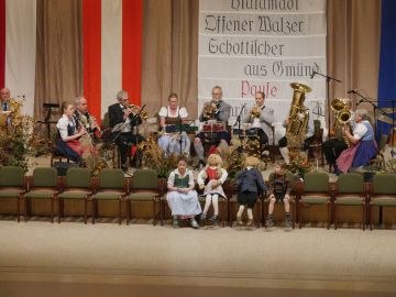 Das Donautaler Dampfgeblse spielt zum Tanz auf