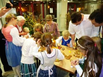 Lebkuchen-Verzieren der Kinder