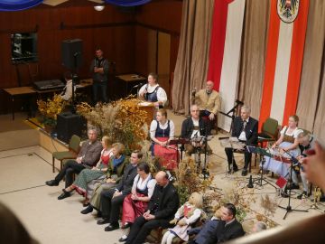 Gabi spricht, daneben wartet das Donautaler Dampfgeblse