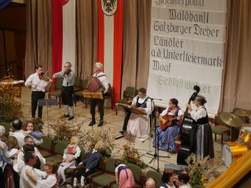 Der G'mischte Satz aus Klosterneuburg spielt zum Tanz auf.