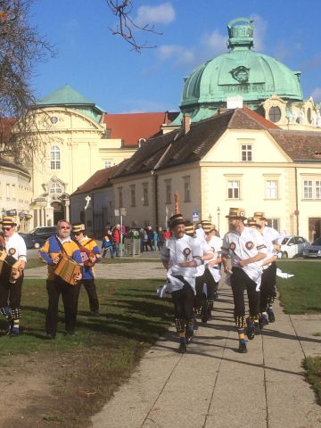 Tanz der Morris Men ber den Rathausplatz