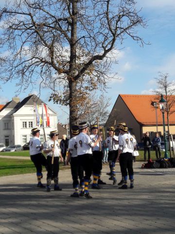 Tanz der Morris Men ber den Rathausplatz