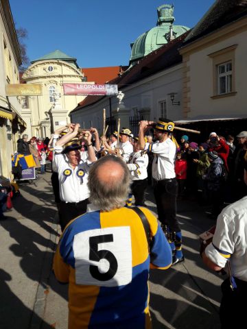 Ankndigung eines Stick Dance und Tanz vor dem Stiftscafe