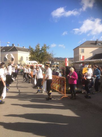 Vorfhrung Morris Men beim Wochenmarkt am Stadtplatz