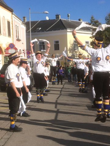 Vorfhrung Morris Men beim Wochenmarkt am Stadtplatz