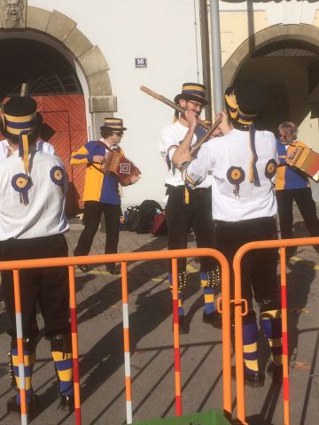 Vorfhrung Morris Men beim Wochenmarkt am Stadtplatz